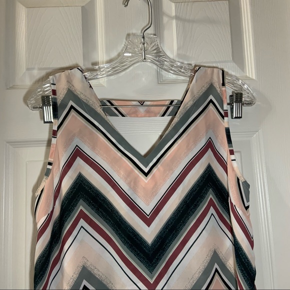 Maurices Multicolor V Neck Sleeveless Blouse size Small - Picture 4 of 8